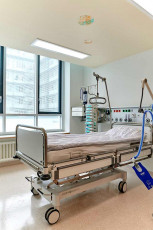 Untitled, ceiling design in the 1L intensive care unit, acrylic on paper, Robert-Bosch-Hospital, Stuttgart, 2022 (Photograph: Marc Gilardone)