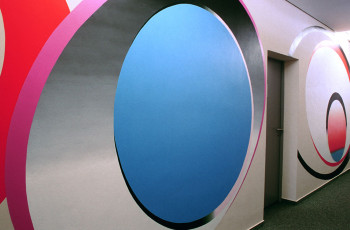o.T. (Wandbild), 2004, Acryl auf Wand, 2,73 x 18,32 m, GASAG, Berlin