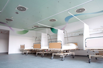 o.T., 2011, Deckengestaltung im Ruheraum (Herzkatheter), Acrylfarbe auf Aludibond, ca. 7,85 x 7,85 x 0,70 m, Robert-Bosch-Krankenhaus, Stuttgart