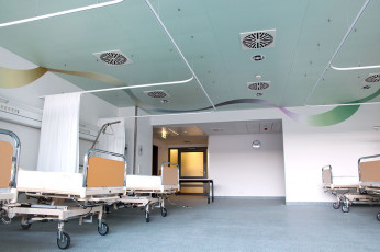 o.T., 2011, Deckengestaltung im Ruheraum (Herzkatheter), Acrylfarbe auf Aludibond, ca. 7,85 x 7,85 x 0,70 m, Robert-Bosch-Krankenhaus, Stuttgart