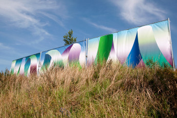 Landschaftsbild, 2014, Digitaldruck auf PVC Plane, Bauzaunelemente, 2 m x 10,50 m
UM Festival 2014, Gerswalde, Uckermark